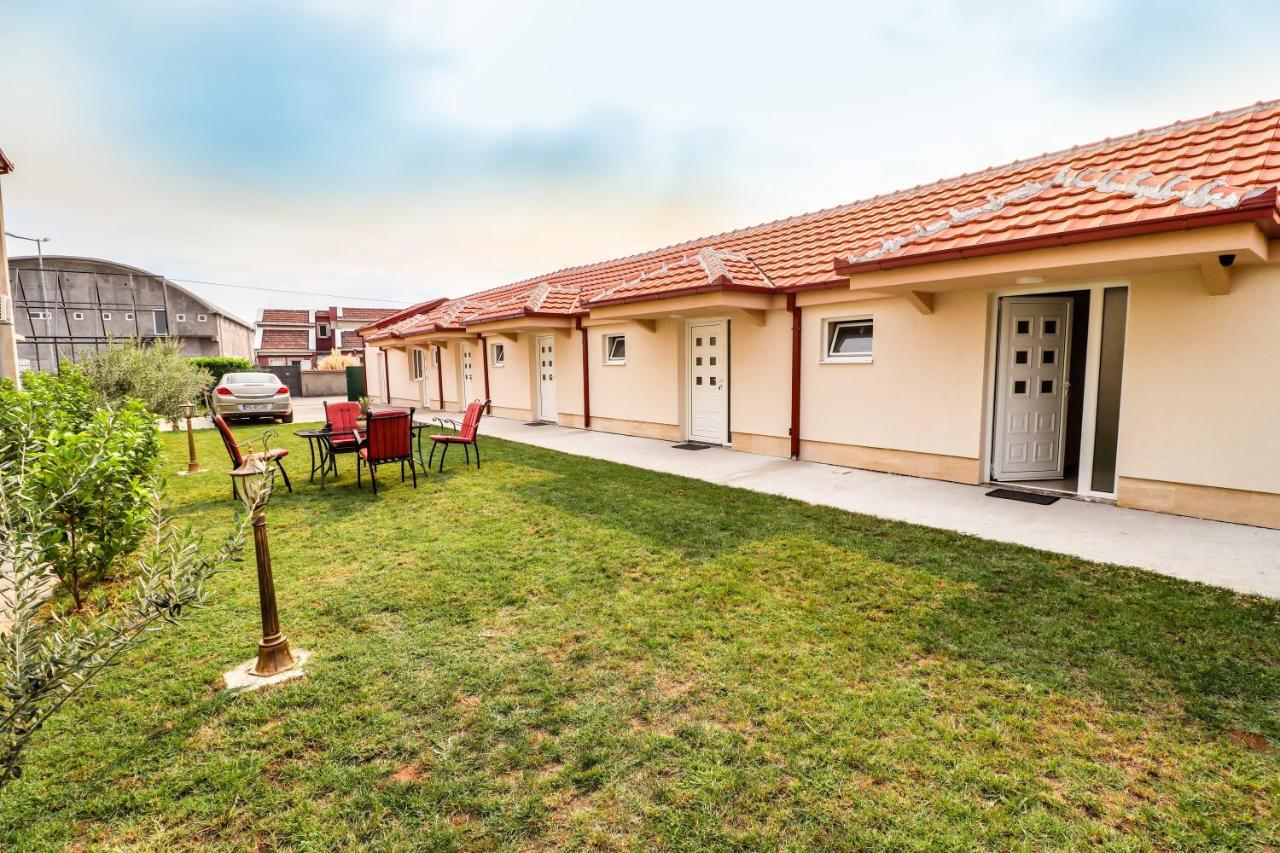 Simo Apartments Airport ポドゴリツァ エクステリア 写真