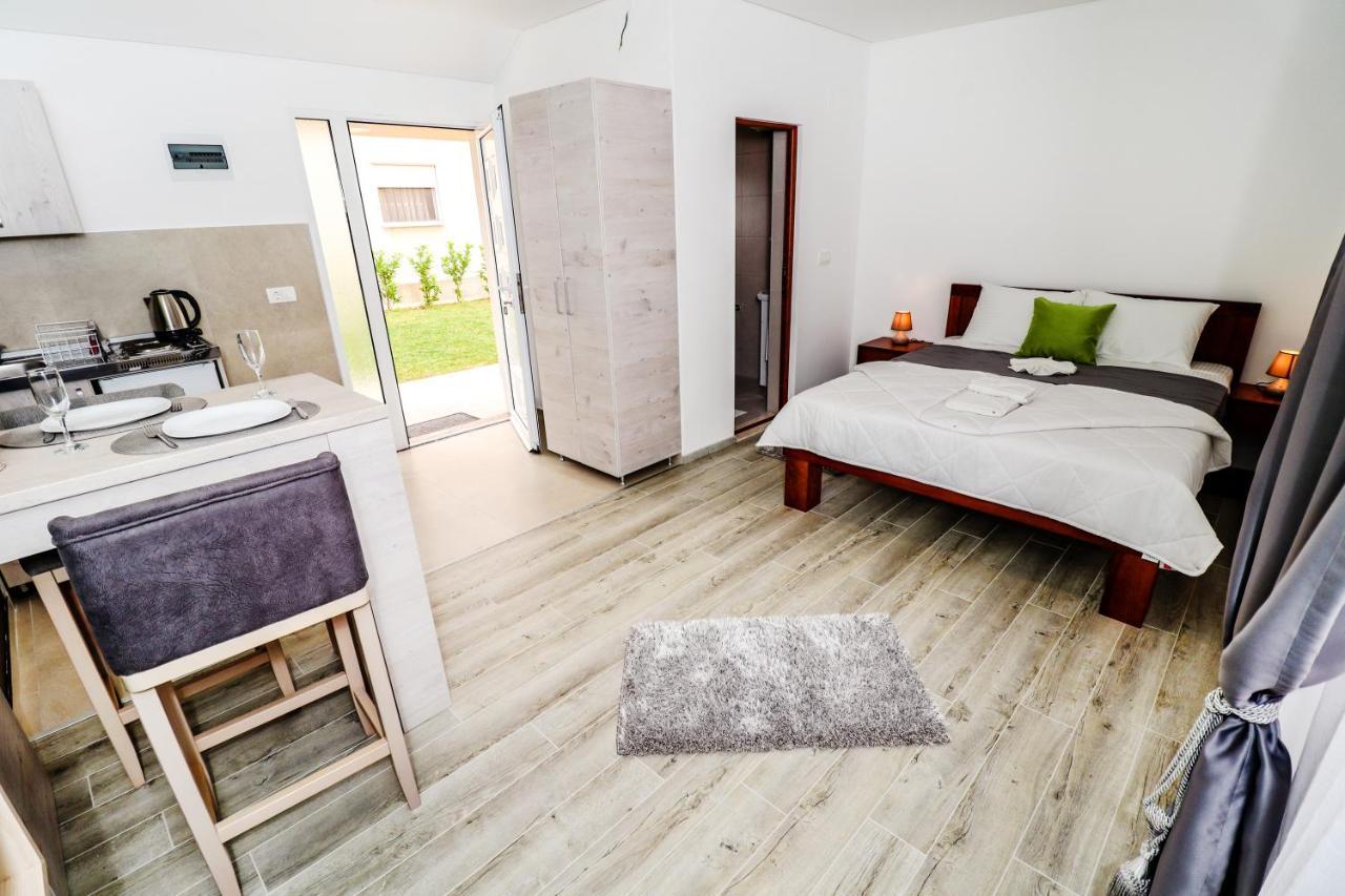 Simo Apartments Airport ポドゴリツァ エクステリア 写真